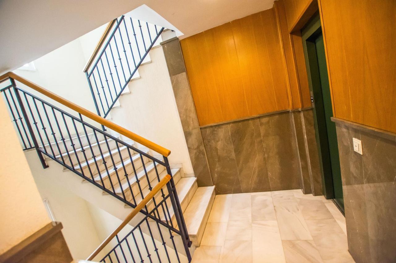 Ibericabeds Rejas Basic Apartment Granada Bagian luar foto